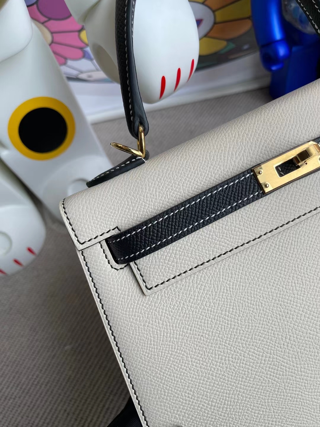 Hermès（爱马仕）Kelly 凯莉包 Epsom Ck10 奶昔白 拼 Ck8 黑色 金扣 28cm 全手工缝制