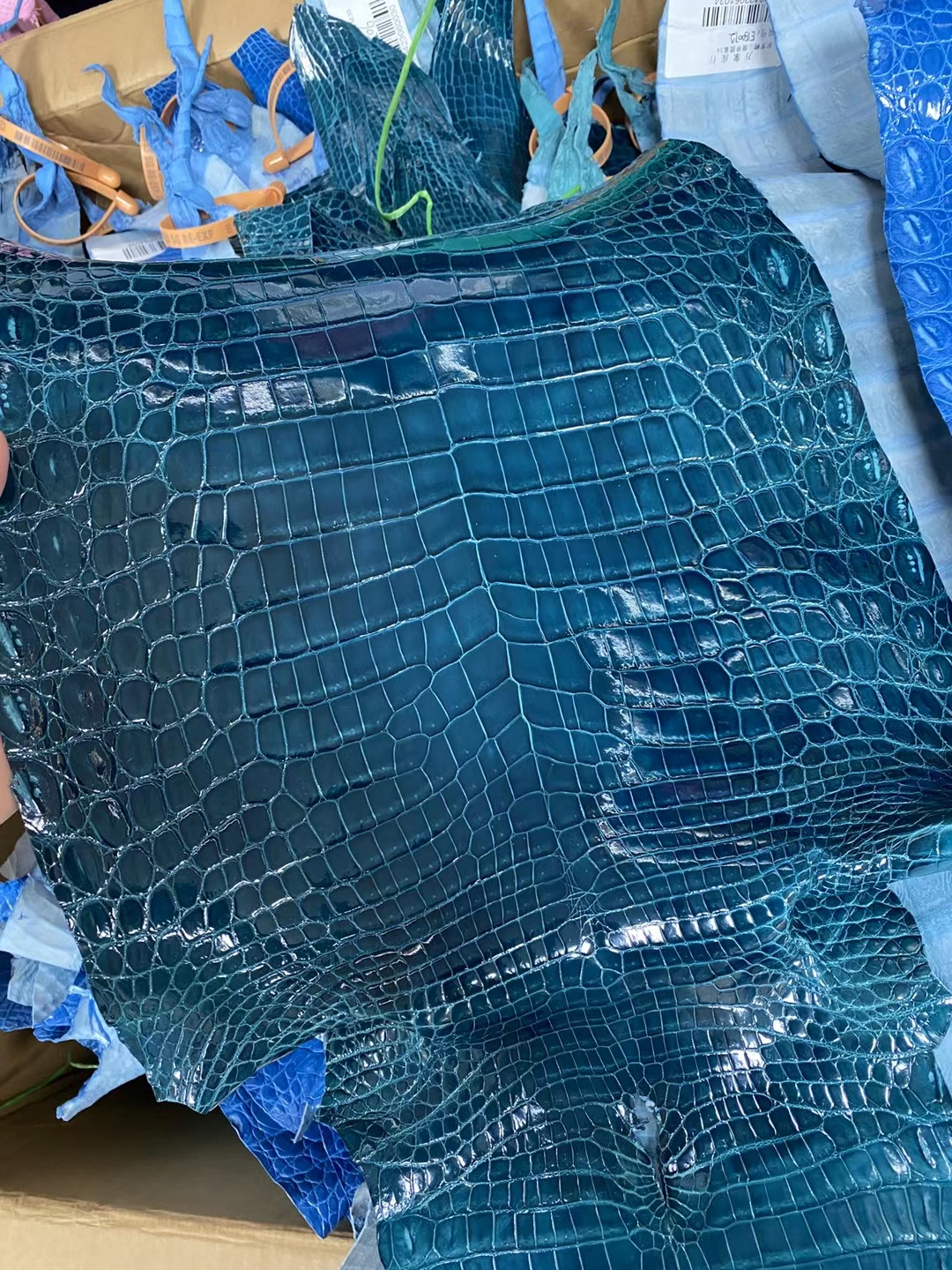 Hermès(爱马仕)新到皮 亮面尼罗鳄 W0 博斯普鲁斯绿 shiny nilo crocodile-拉尔森鳄鱼皮具定制 - 爱马仕包包官网 Hermès(爱马仕)新到皮 亮面尼罗鳄 W0 博斯普鲁斯绿 shiny nilo crocodile