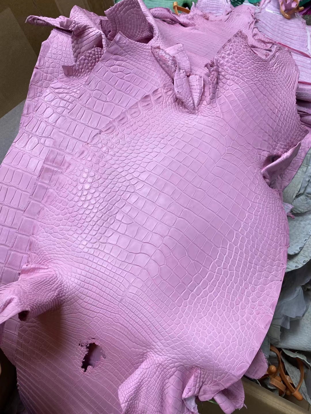 Hermès(爱马仕)新皮 雾面方块 美洲鳄 5p 樱花粉 Matte Alligator crocodile 接受订制-拉尔森鳄鱼皮具定制 - 爱马仕包包官网 Hermès(爱马仕)新皮 雾面方块 美洲鳄 5p 樱花粉 Matte Alligator crocodile 接受订制