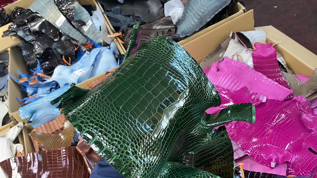 Hermès(爱马仕)新货 皮料 鳄鱼皮 祖母绿-拉尔森鳄鱼皮具定制 - 爱马仕包包官网 Hermès(爱马仕)新货 皮料 鳄鱼皮 祖母绿