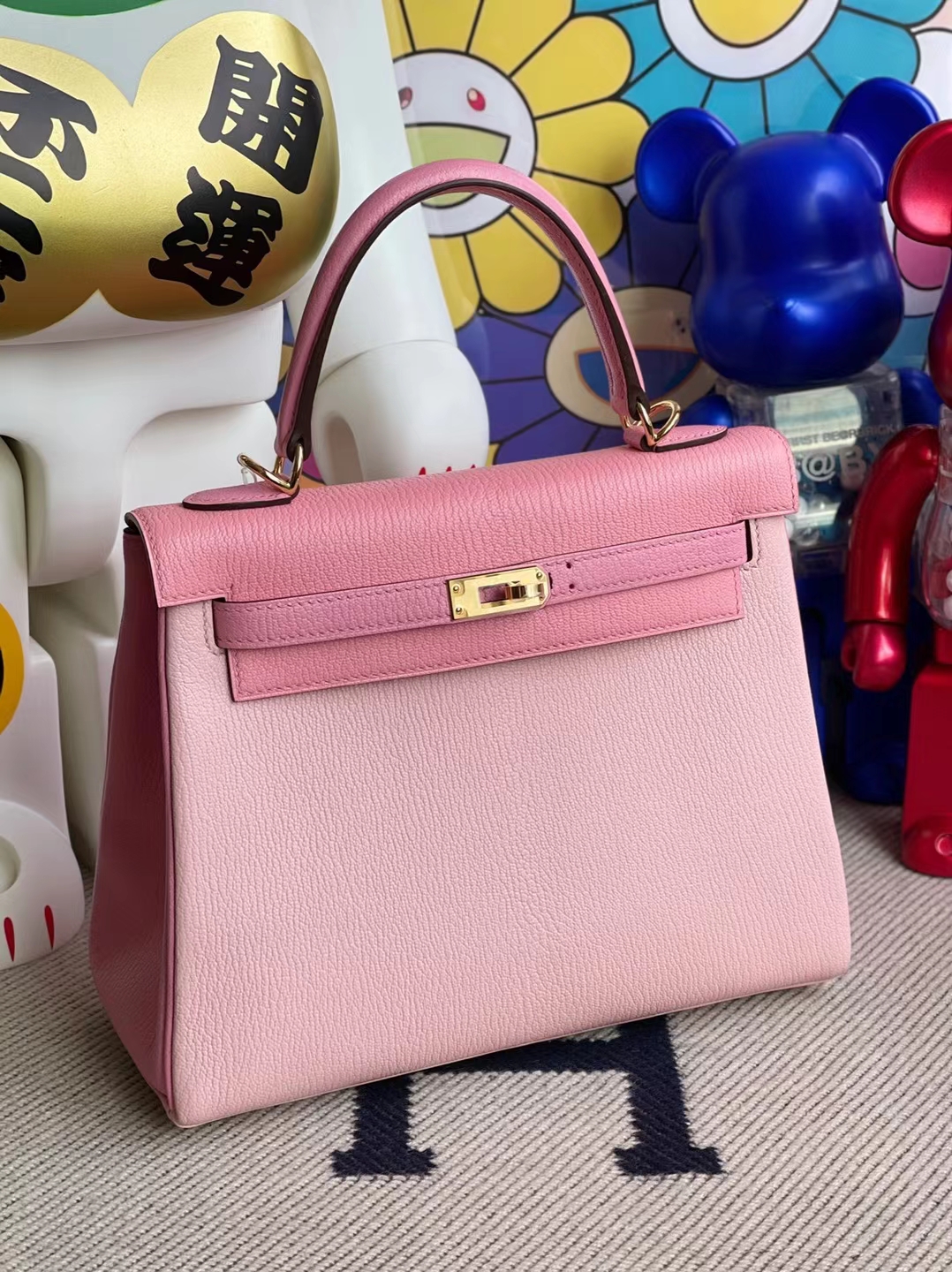 Hermès(爱马仕)Kelly 凯莉包 Chevre 3Q 新粉色 拼 5P 樱花粉 拼 1Q 奶昔粉 金扣 马蹄印 25cm-拉尔森鳄鱼皮具定制 - 爱马仕包包官网 Hermès(爱马仕)Kelly 凯莉包 Chevre 3Q 新粉色 拼 5P 樱花粉 拼 1Q 奶昔粉 金扣 马蹄印 25cm