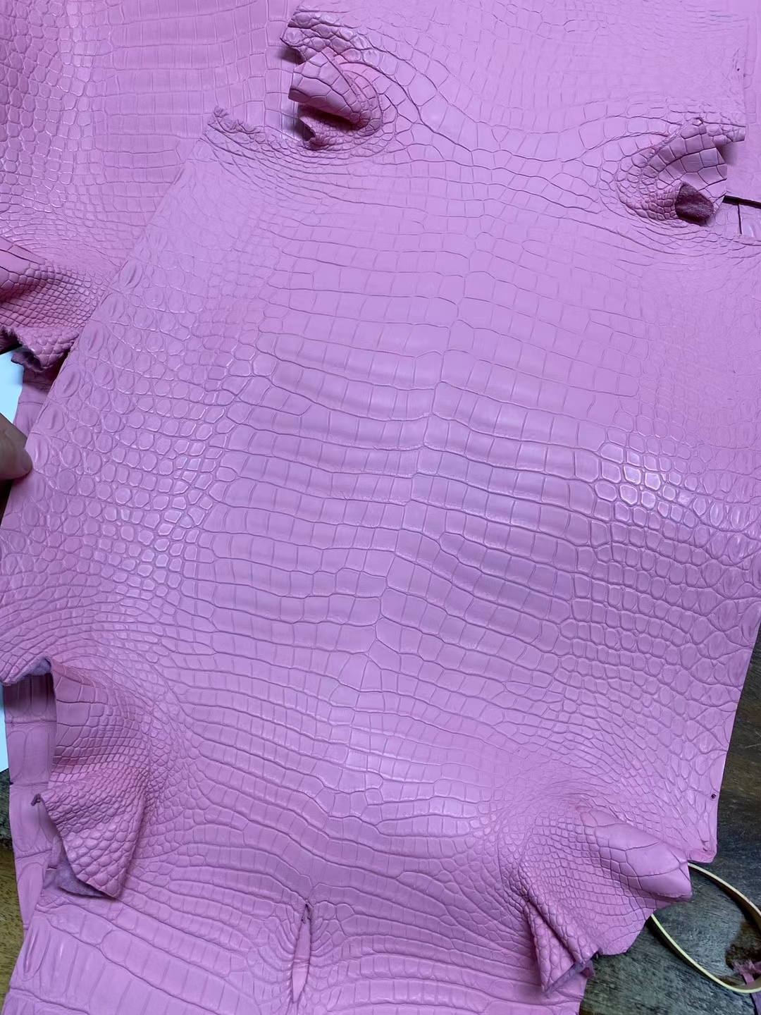 Hermès(爱马仕)新到色 雾面倒v澳洲湾鳄 5P 樱花粉 matte porosus crocodile-拉尔森鳄鱼皮具定制 - 爱马仕包包官网 Hermès(爱马仕)新到色 雾面倒v澳洲湾鳄 5P 樱花粉 matte porosus crocodile