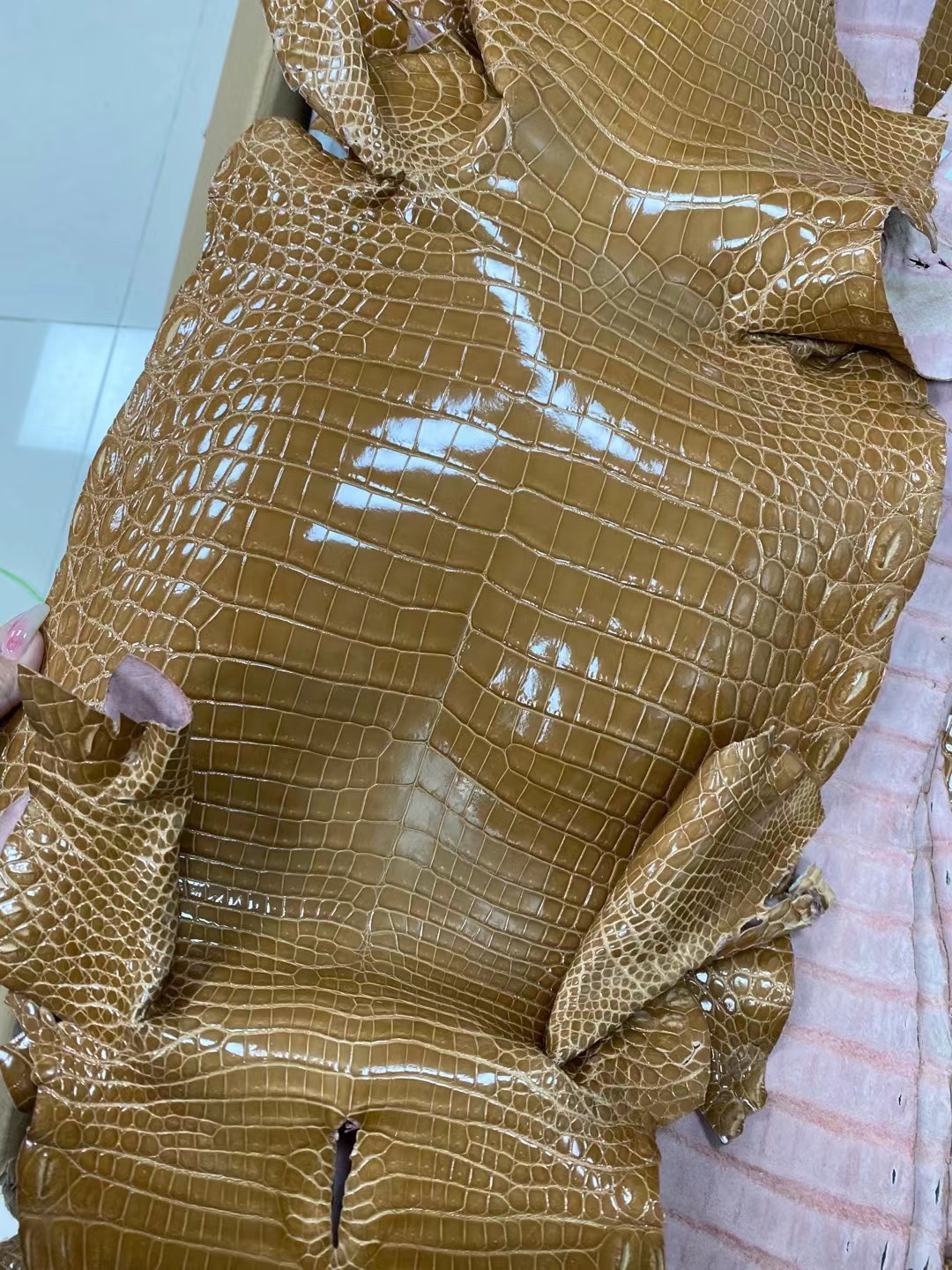 Hermès(爱马仕)新货 皮料 鳄鱼皮 芝麻黄-拉尔森鳄鱼皮具定制 - 爱马仕包包官网 Hermès(爱马仕)新货 皮料 鳄鱼皮 芝麻黄