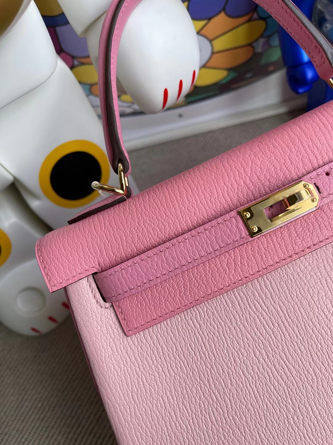 Hermès(爱马仕)Kelly 凯莉包 Chevre 3Q 新粉色 拼 5P 樱花粉 拼 1Q 奶昔粉 金扣 马蹄印 25cm-拉尔森鳄鱼皮具定制 - 爱马仕包包官网 Hermès(爱马仕)Kelly 凯莉包 Chevre 3Q 新粉色 拼 5P 樱花粉 拼 1Q 奶昔粉 金扣 马蹄印 25cm