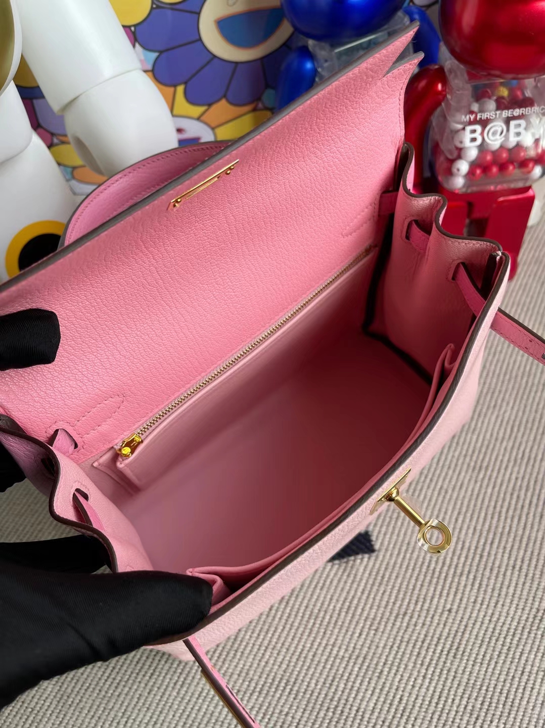 Hermès(爱马仕)Kelly 凯莉包 Chevre 3Q 新粉色 拼 5P 樱花粉 拼 1Q 奶昔粉 金扣 马蹄印 25cm-拉尔森鳄鱼皮具定制 - 爱马仕包包官网 Hermès(爱马仕)Kelly 凯莉包 Chevre 3Q 新粉色 拼 5P 樱花粉 拼 1Q 奶昔粉 金扣 马蹄印 25cm