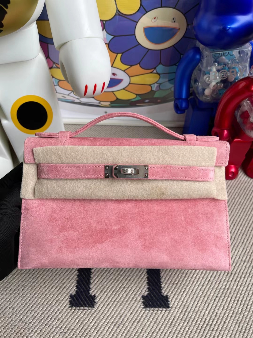 Hermès(爱马仕)MiniKelly Pochette 麂皮 1Q 奶昔粉 银扣 22cm-拉尔森鳄鱼皮具定制 - 爱马仕包包官网 Hermès(爱马仕)MiniKelly Pochette 麂皮 1Q 奶昔粉 银扣 22cm