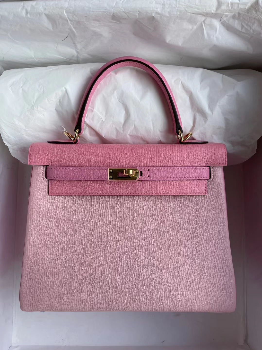 Hermès(爱马仕)Kelly 凯莉包 Chevre 3Q 新粉色 拼 5P 樱花粉 拼 1Q 奶昔粉 金扣 马蹄印 25cm-拉尔森鳄鱼皮具定制 - 爱马仕包包官网 Hermès(爱马仕)Kelly 凯莉包 Chevre 3Q 新粉色 拼 5P 樱花粉 拼 1Q 奶昔粉 金扣 马蹄印 25cm