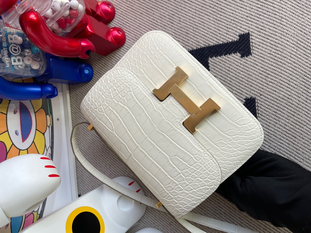 Hermès(爱马仕)Constance 康斯坦斯 Alligator matt 雾面鳄鱼 8L 奶油白 Beton 金扣 18cm 顶级手缝-拉尔森鳄鱼皮具定制 - 爱马仕包包官网 Hermès(爱马仕)Constance 康斯坦斯 Alligator matt 雾面鳄鱼 8L 奶油白 Beton 金扣 18cm 顶级手缝