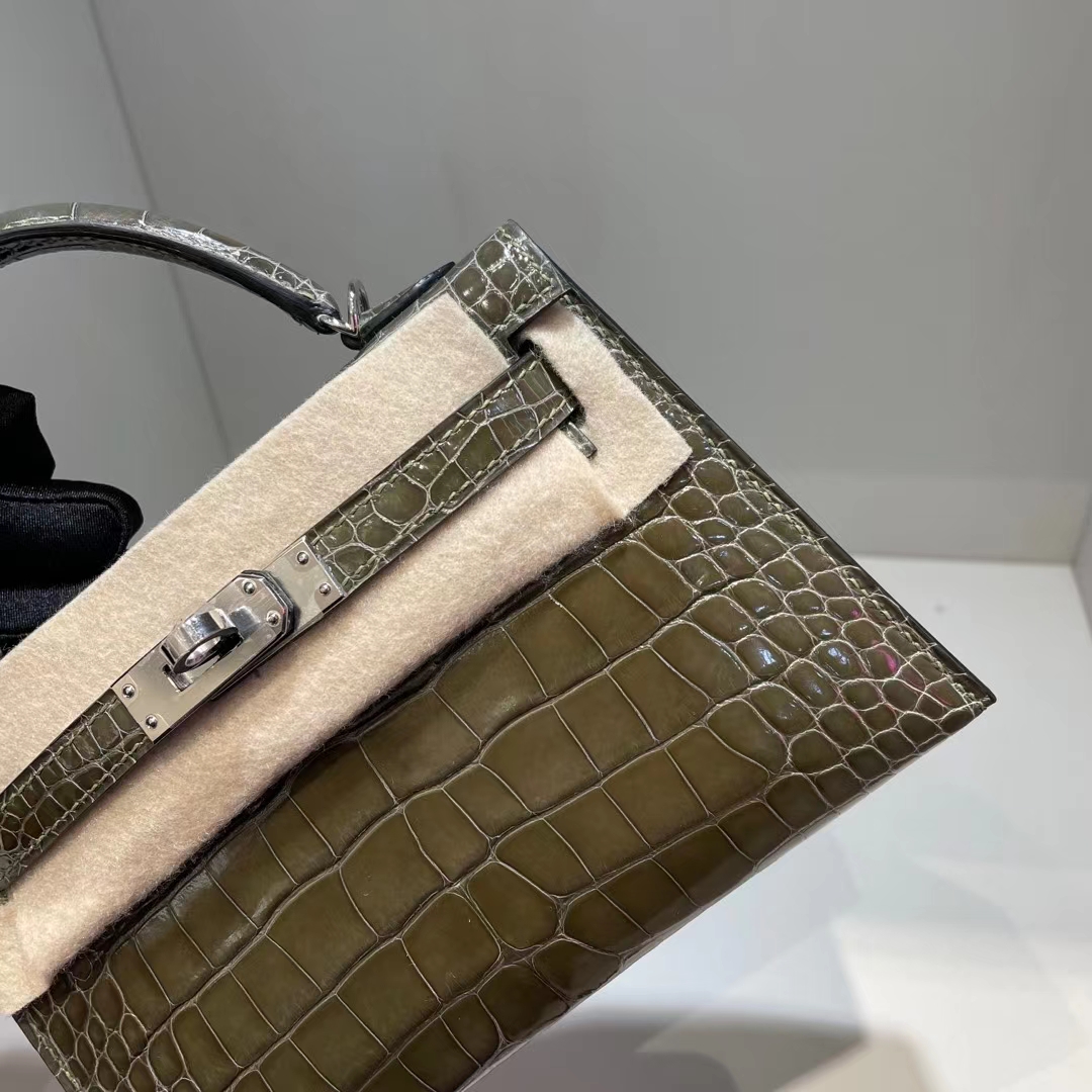 Hermès(爱马仕)Mini Kelly 亮面美洲鳄 C6 灰绿色 银扣 Shiny alligator crocodile 19cm-拉尔森鳄鱼皮具定制 - 爱马仕包包官网 Hermès(爱马仕)Mini Kelly 亮面美洲鳄 C6 灰绿色 银扣 Shiny alligator crocodile 19cm