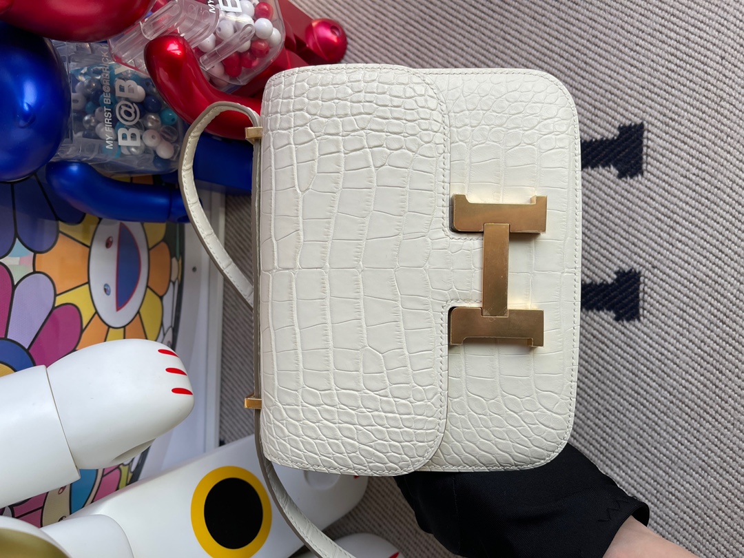 Hermès(爱马仕)Constance 康斯坦斯 Alligator matt 雾面鳄鱼 8L 奶油白 Beton 金扣 18cm 顶级手缝-拉尔森鳄鱼皮具定制 - 爱马仕包包官网 Hermès(爱马仕)Constance 康斯坦斯 Alligator matt 雾面鳄鱼 8L 奶油白 Beton 金扣 18cm 顶级手缝