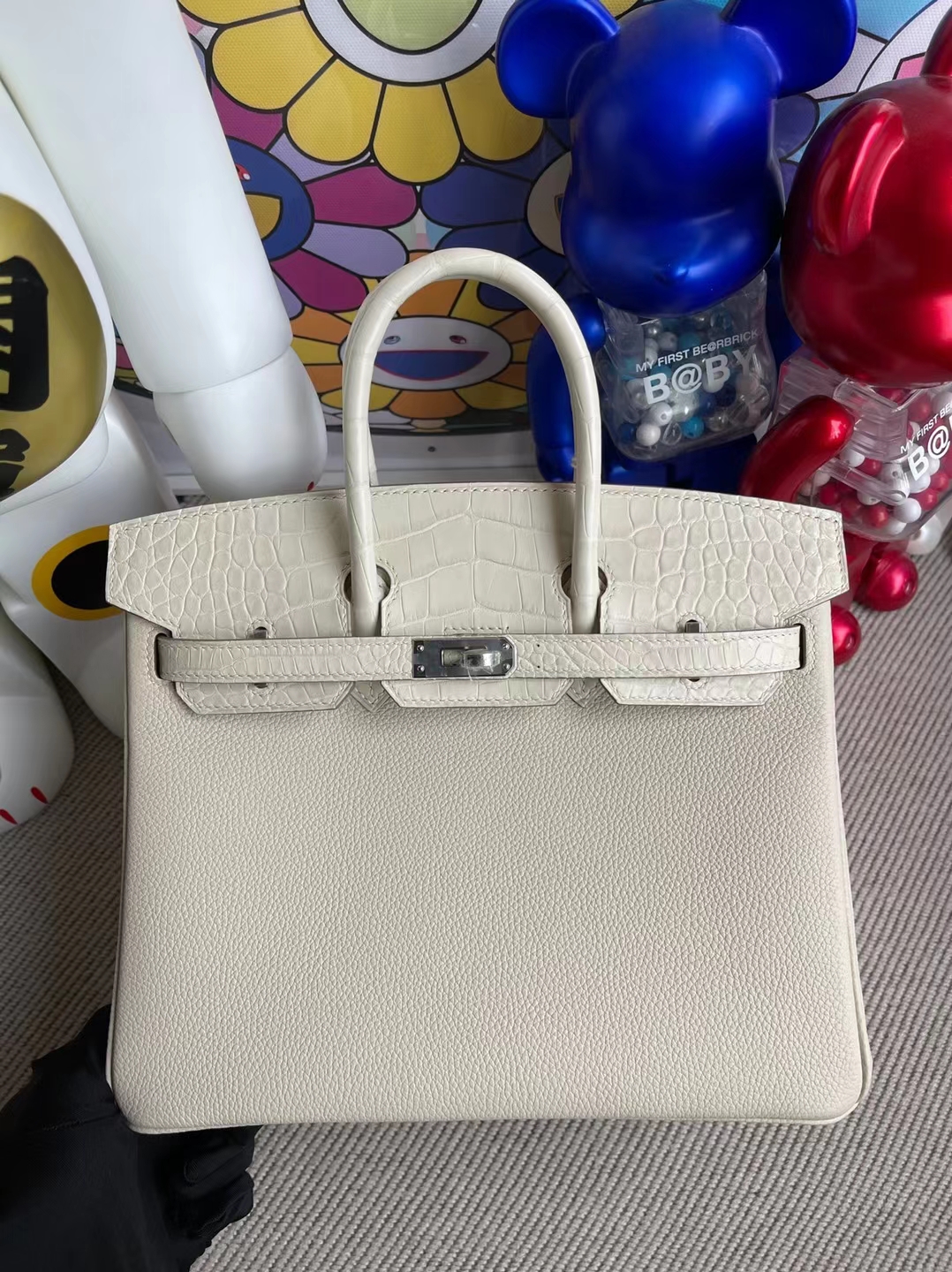 Hermès(爱马仕)Birkin 铂金包 Touch 雾面美洲鳄鱼 Ck10 奶昔白 拼 8L 奶油白 银扣 25cm-拉尔森鳄鱼皮具定制 - 爱马仕包包官网 Hermès(爱马仕)Birkin 铂金包 Touch 雾面美洲鳄鱼 Ck10 奶昔白 拼 8L 奶油白 银扣 25cm