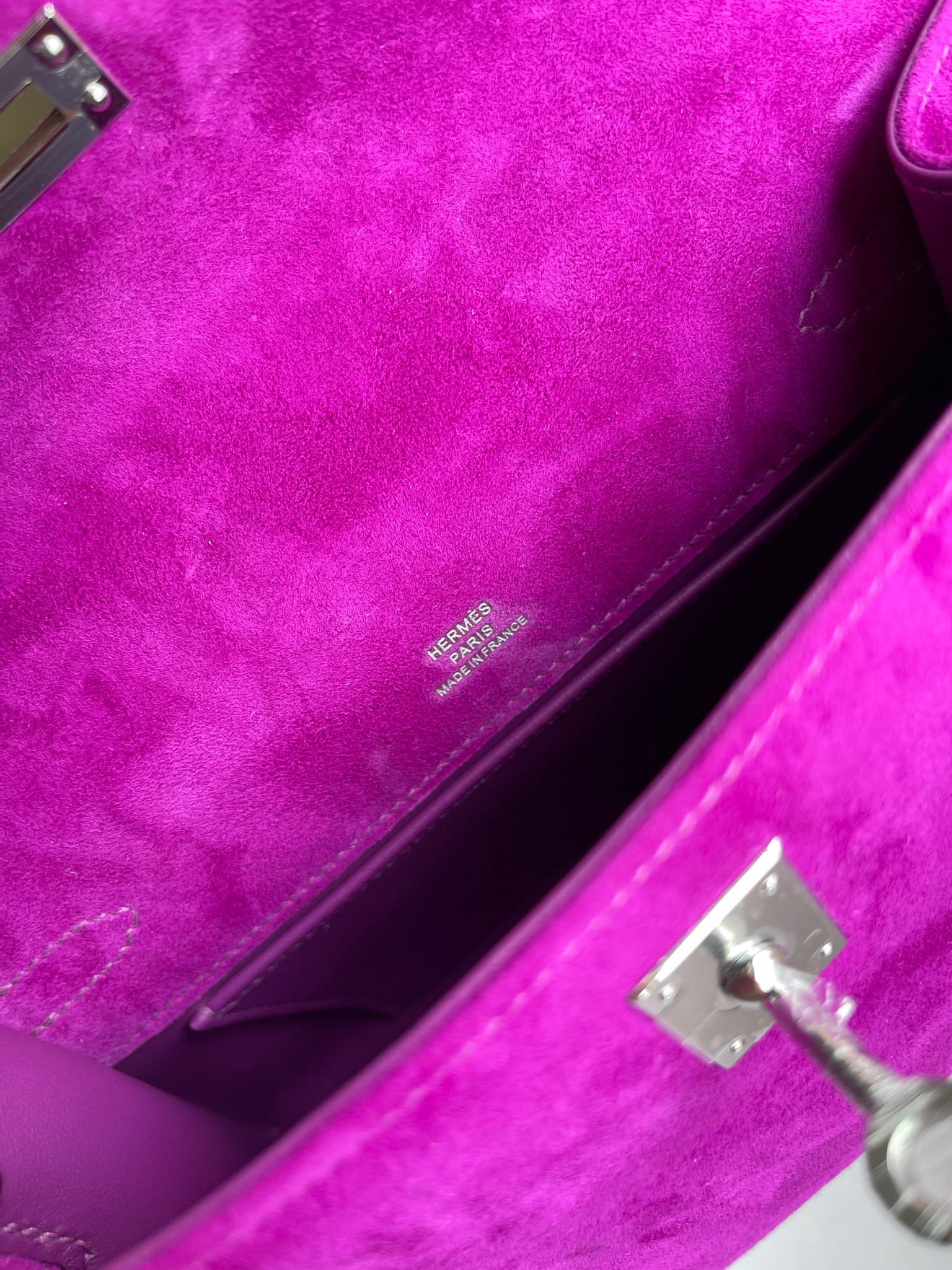Hermès(爱马仕)Mini kelly pochette 麂皮 紫色 银扣 22cm 晚宴包 顶级手缝-拉尔森鳄鱼皮具定制 - 爱马仕包包官网 Hermès(爱马仕)Mini kelly pochette 麂皮 紫色 银扣 22cm 晚宴包 顶级手缝