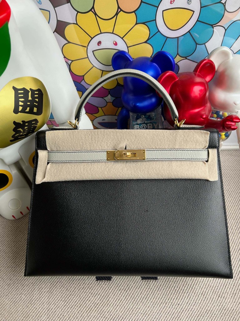 Hermès(爱马仕)Kelly 凯莉包 Chevre 山羊皮 黑色 拼 海鸥灰 金扣 32cm 顶级手缝 现货-拉尔森鳄鱼皮具定制 - 爱马仕包包官网 Hermès(爱马仕)Kelly 凯莉包 Chevre 山羊皮 黑色 拼 海鸥灰 金扣 32cm 顶级手缝 现货