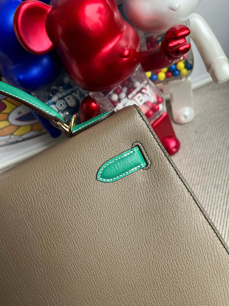Hermès(爱马仕)Kelly 凯莉包 Chevre 山羊皮 大象灰 拼 丝绒绿 金扣 32cm 顶级手缝 现货-拉尔森鳄鱼皮具定制 - 爱马仕包包官网 Hermès(爱马仕)Kelly 凯莉包 Chevre 山羊皮 大象灰 拼 丝绒绿 金扣 32cm 顶级手缝 现货