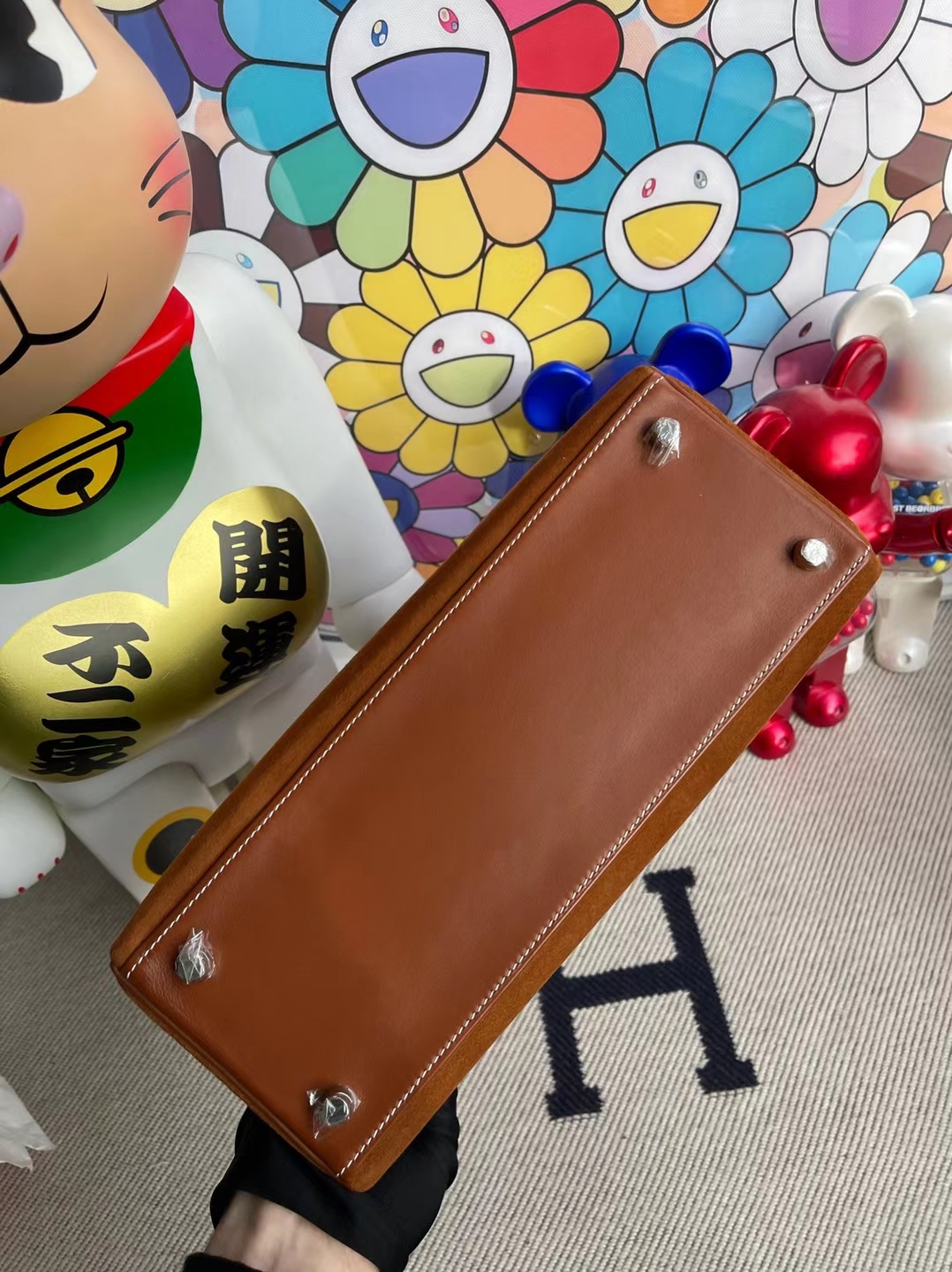Hermès(爱马仕)Kelly 凯莉包 麂皮 拼 平纹马鞍皮 Ck37 金棕色 银扣 28cm 顶级工艺 全手工缝制-拉尔森鳄鱼皮具定制 - 爱马仕包包官网 Hermès(爱马仕)Kelly 凯莉包 麂皮 拼 平纹马鞍皮 Ck37 金棕色 银扣 28cm 顶级工艺 全手工缝制