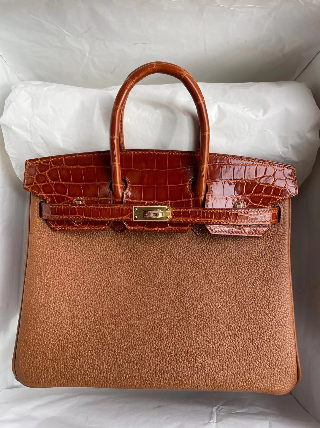 Hermès(爱马仕)Birkin 铂金包 Touch Togo 金棕色 拼 蜜糖棕 亮面尼罗鳄 金扣 25cm 订制-拉尔森鳄鱼皮具定制 - 爱马仕包包官网 Hermès(爱马仕)Birkin 铂金包 Touch Togo 金棕色 拼 蜜糖棕 亮面尼罗鳄 金扣 25cm 订制