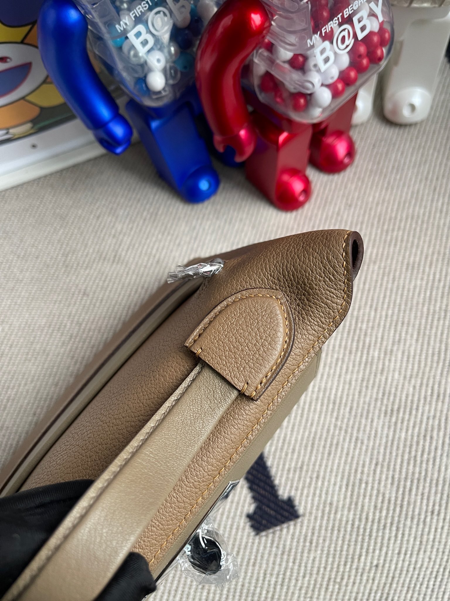 Hermès(爱马仕)Mini kelly 2424 evecolor D0 威玛犬米色 拼大象灰 银扣 顶级手缝-拉尔森鳄鱼皮具定制 - 爱马仕包包官网 Hermès(爱马仕)Mini kelly 2424 evecolor D0 威玛犬米色 拼大象灰 银扣 顶级手缝