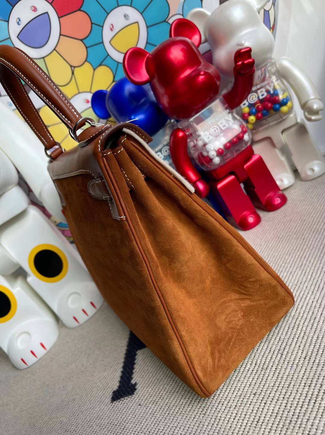 Hermès(爱马仕)Kelly 凯莉包 麂皮 拼 平纹马鞍皮 Ck37 金棕色 银扣 28cm 顶级工艺 全手工缝制-拉尔森鳄鱼皮具定制 - 爱马仕包包官网 Hermès(爱马仕)Kelly 凯莉包 麂皮 拼 平纹马鞍皮 Ck37 金棕色 银扣 28cm 顶级工艺 全手工缝制