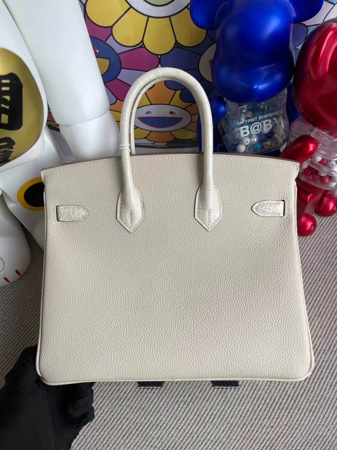 Hermès(爱马仕)Birkin 铂金包 Touch 雾面美洲鳄鱼 Ck10 奶昔白 拼 8L 奶油白 银扣 25cm-拉尔森鳄鱼皮具定制 - 爱马仕包包官网 Hermès(爱马仕)Birkin 铂金包 Touch 雾面美洲鳄鱼 Ck10 奶昔白 拼 8L 奶油白 银扣 25cm