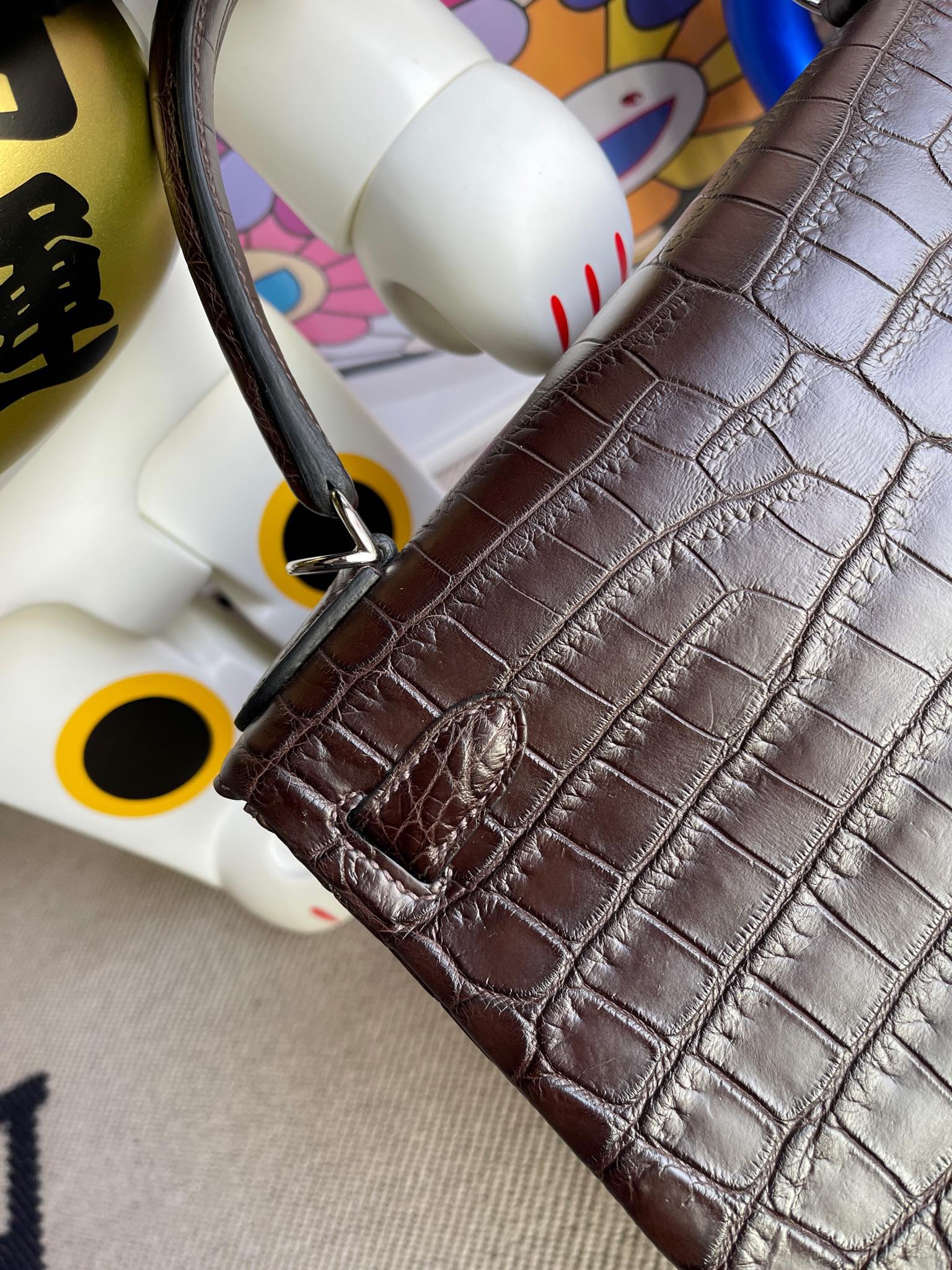 Hermès(爱马仕)Kelly 28cm Alligator matt 雾面鳄鱼 咖啡色 银扣 顶级手缝-拉尔森鳄鱼皮具定制 - 爱马仕包包官网 Hermès(爱马仕)Kelly 28cm Alligator matt 雾面鳄鱼 咖啡色 银扣 顶级手缝