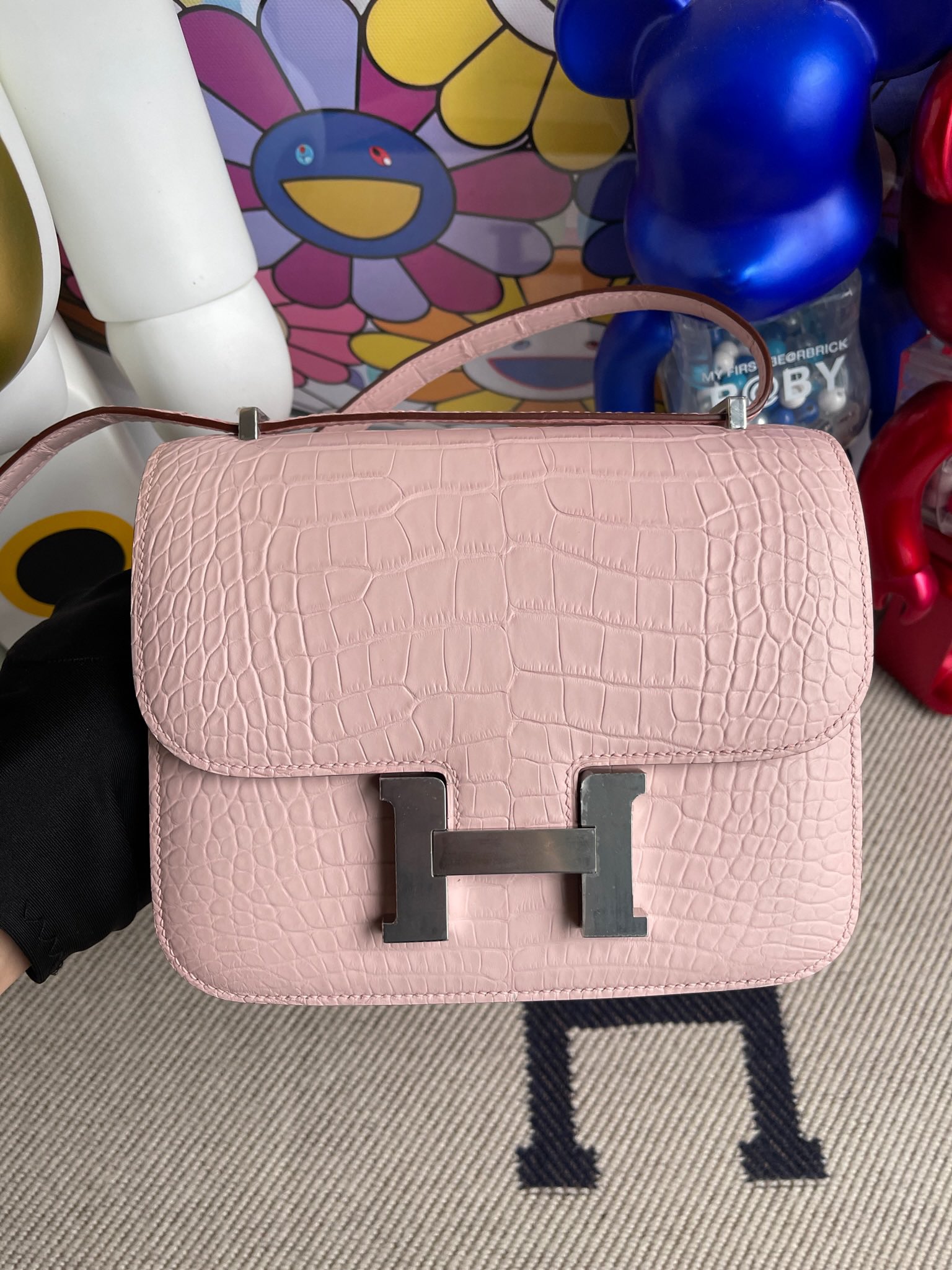 Hermès(爱马仕)Constance 康康 Alligator matt 雾面鳄鱼 梦幻粉 银扣 18cm 顶级手缝-拉尔森鳄鱼皮具定制 - 爱马仕包包官网 Hermès(爱马仕)Constance 康康 Alligator matt 雾面鳄鱼 梦幻粉 银扣 18cm 顶级手缝