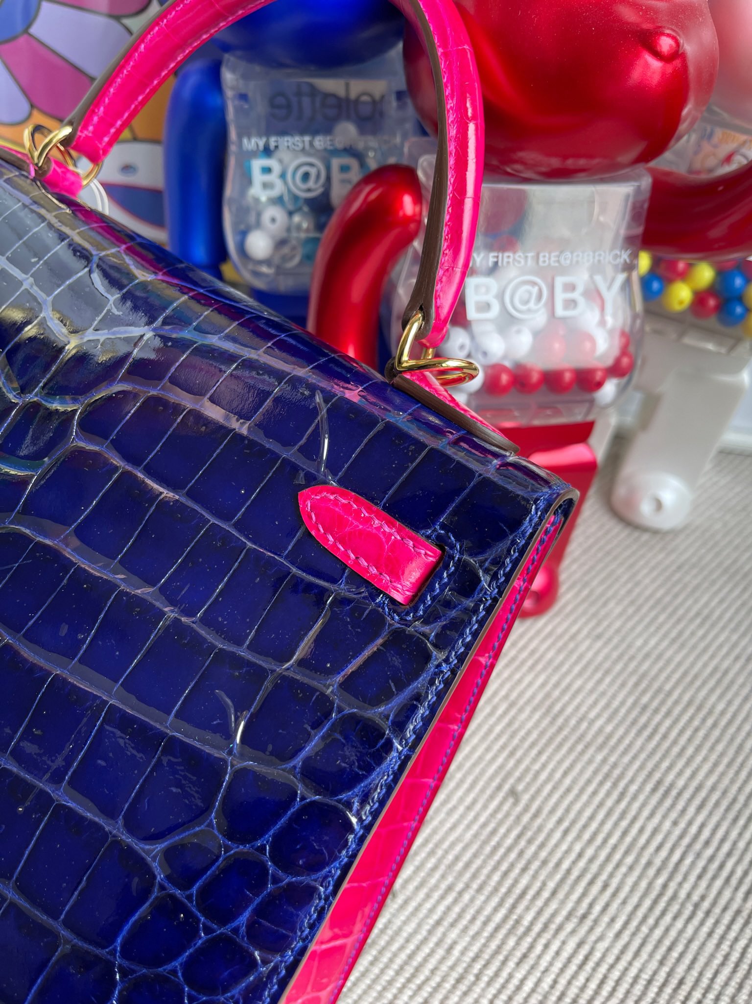 Hermès(爱马仕)kelly 凯莉包 Crocodile shiny 亮面鳄鱼 7T 电光蓝 拼 J5 天方夜谭粉紫 金扣 25cm 顶级手缝-拉尔森鳄鱼皮具定制 - 爱马仕包包官网 Hermès(爱马仕)kelly 凯莉包 Crocodile shiny 亮面鳄鱼 7T 电光蓝 拼 J5 天方夜谭粉紫 金扣 25cm 顶级手缝
