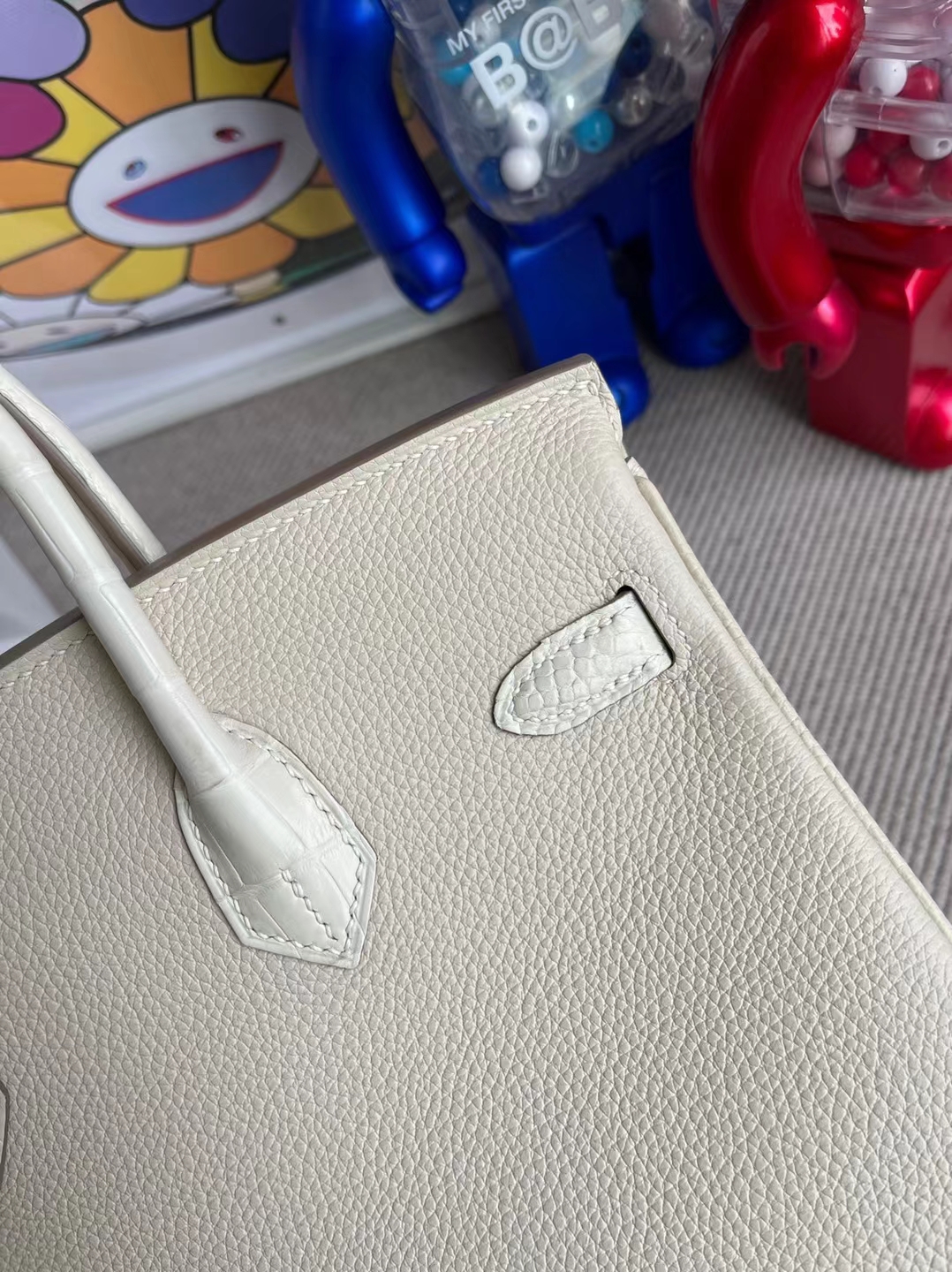 Hermès(爱马仕)Birkin 铂金包 Touch 雾面美洲鳄鱼 Ck10 奶昔白 拼 8L 奶油白 银扣 25cm-拉尔森鳄鱼皮具定制 - 爱马仕包包官网 Hermès(爱马仕)Birkin 铂金包 Touch 雾面美洲鳄鱼 Ck10 奶昔白 拼 8L 奶油白 银扣 25cm