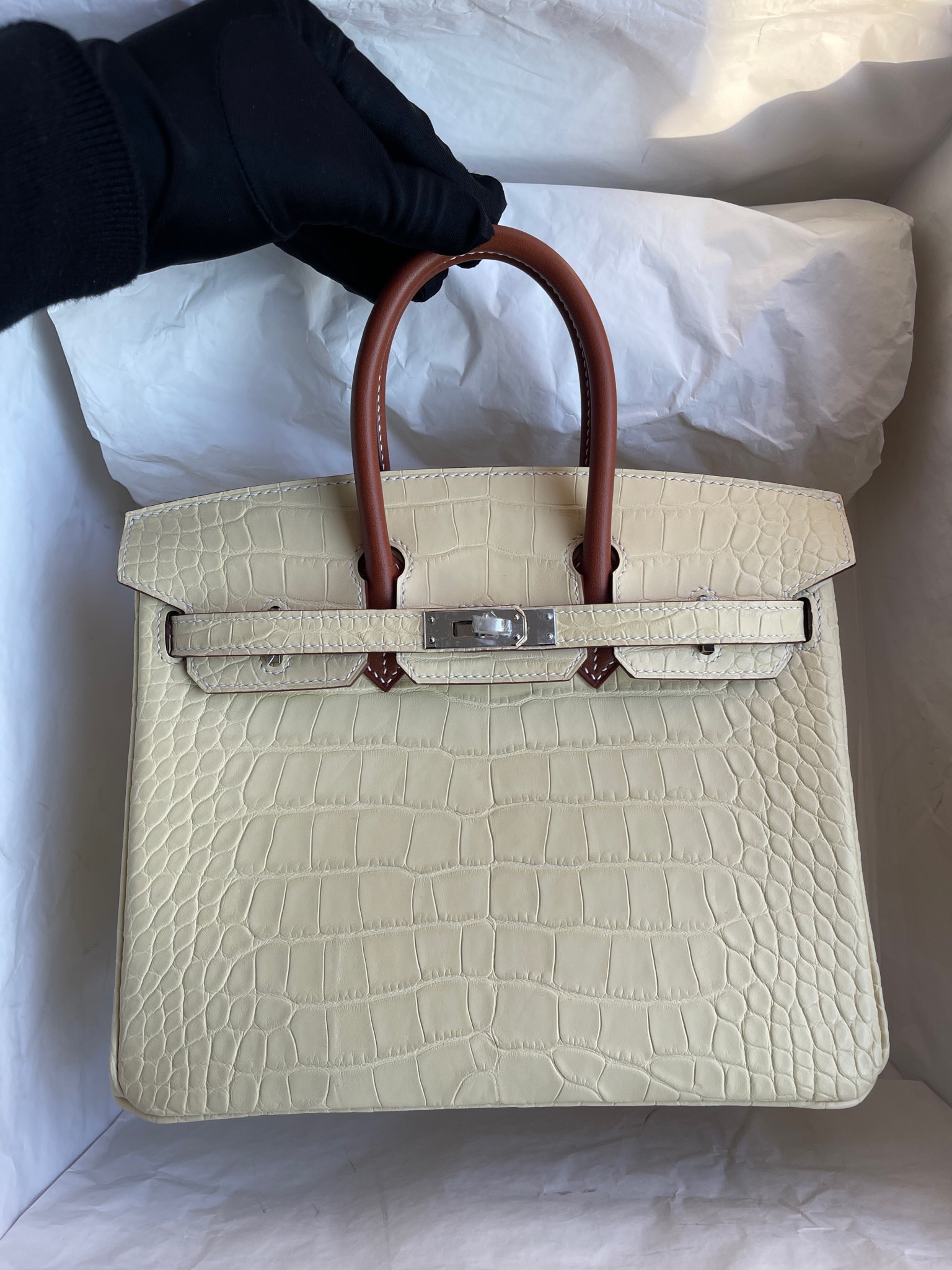 Hermès(爱马仕)Birkin 铂金包 Alligator matt 雾面鳄鱼 香草色拼马鞍皮金棕 银扣 顶级手缝 25cm-拉尔森鳄鱼皮具定制 - 爱马仕包包官网 Hermès(爱马仕)Birkin 铂金包 Alligator matt 雾面鳄鱼 香草色拼马鞍皮金棕 银扣 顶级手缝 25cm