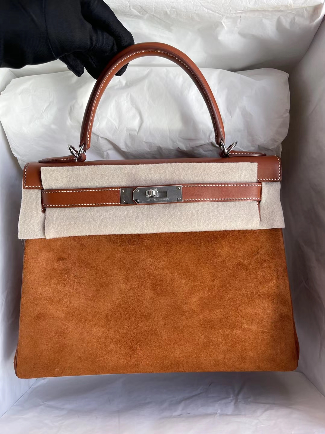 Hermès(爱马仕)Kelly 凯莉包 麂皮 拼 平纹马鞍皮 Ck37 金棕色 银扣 28cm 顶级工艺 全手工缝制-拉尔森鳄鱼皮具定制 - 爱马仕包包官网 Hermès(爱马仕)Kelly 凯莉包 麂皮 拼 平纹马鞍皮 Ck37 金棕色 银扣 28cm 顶级工艺 全手工缝制