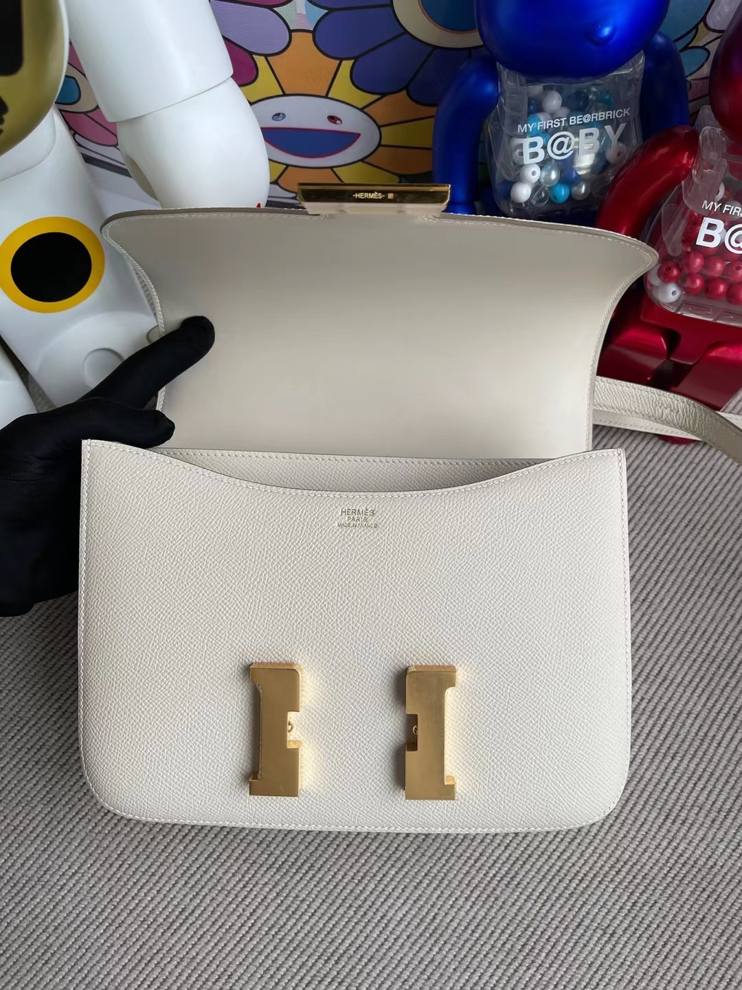Hermès(爱马仕)Constance 空姐包 Ck10 奶昔白 金扣 24cm 顶级工艺 全手工缝制-拉尔森鳄鱼皮具定制 - 爱马仕包包官网 Hermès(爱马仕)Constance 空姐包 Ck10 奶昔白 金扣 24cm 顶级工艺 全手工缝制