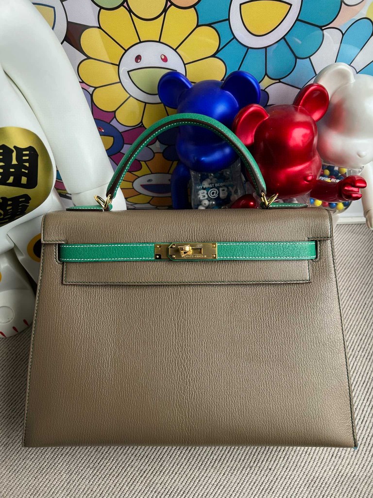 Hermès(爱马仕)Kelly 凯莉包 Chevre 山羊皮 大象灰 拼 丝绒绿 金扣 32cm 顶级手缝 现货-拉尔森鳄鱼皮具定制 - 爱马仕包包官网 Hermès(爱马仕)Kelly 凯莉包 Chevre 山羊皮 大象灰 拼 丝绒绿 金扣 32cm 顶级手缝 现货