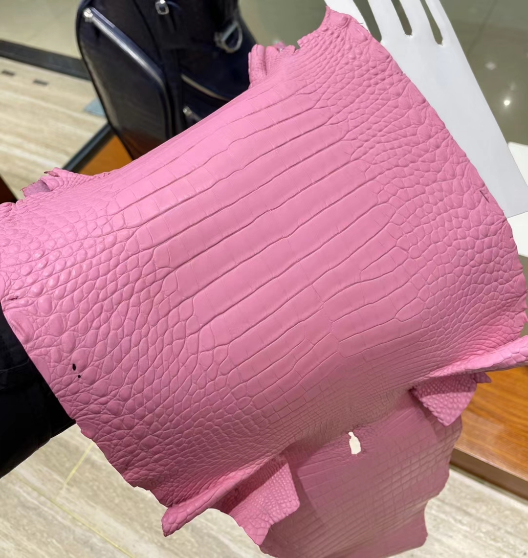 Hermès(爱马仕)新到皮 雾面美洲鳄鱼 5P 樱花粉-拉尔森鳄鱼皮具定制 - 爱马仕包包官网 Hermès(爱马仕)新到皮 雾面美洲鳄鱼 5P 樱花粉