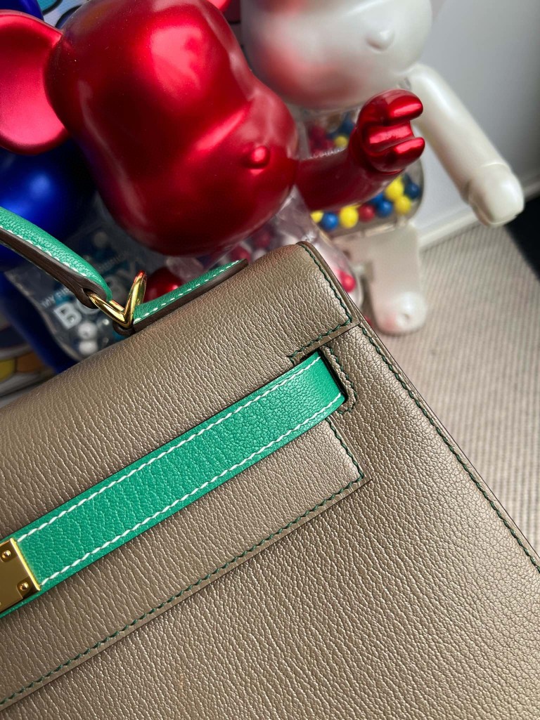 Hermès(爱马仕)Kelly 凯莉包 Chevre 山羊皮 大象灰 拼 丝绒绿 金扣 32cm 顶级手缝 现货-拉尔森鳄鱼皮具定制 - 爱马仕包包官网 Hermès(爱马仕)Kelly 凯莉包 Chevre 山羊皮 大象灰 拼 丝绒绿 金扣 32cm 顶级手缝 现货