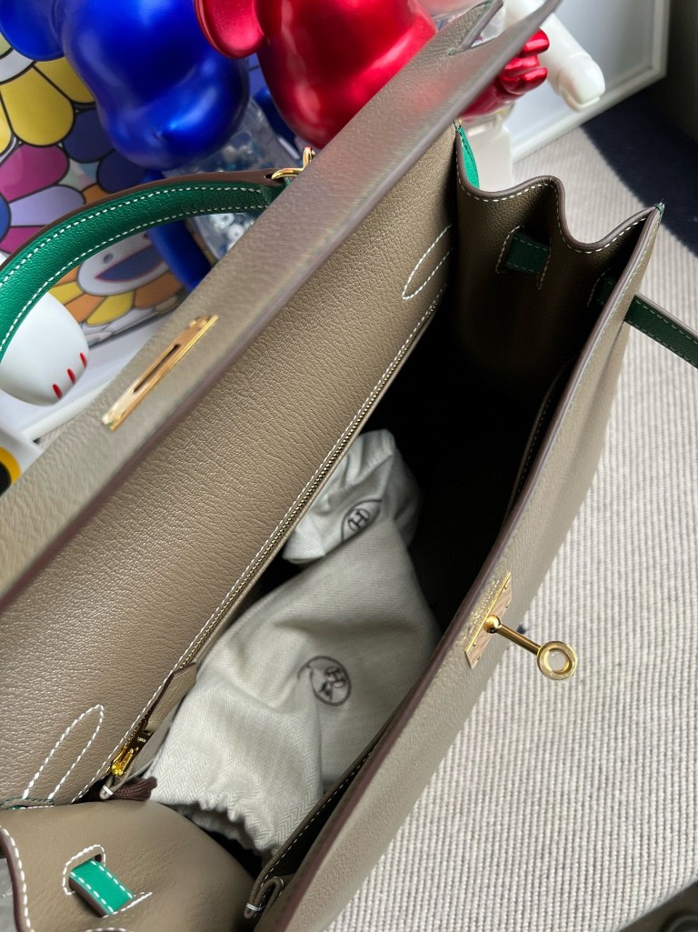 Hermès(爱马仕)Kelly 凯莉包 Chevre 山羊皮 大象灰 拼 丝绒绿 金扣 32cm 顶级手缝 现货-拉尔森鳄鱼皮具定制 - 爱马仕包包官网 Hermès(爱马仕)Kelly 凯莉包 Chevre 山羊皮 大象灰 拼 丝绒绿 金扣 32cm 顶级手缝 现货