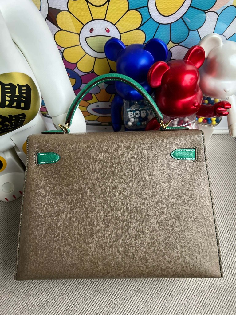 Hermès(爱马仕)Kelly 凯莉包 Chevre 山羊皮 大象灰 拼 丝绒绿 金扣 32cm 顶级手缝 现货-拉尔森鳄鱼皮具定制 - 爱马仕包包官网 Hermès(爱马仕)Kelly 凯莉包 Chevre 山羊皮 大象灰 拼 丝绒绿 金扣 32cm 顶级手缝 现货