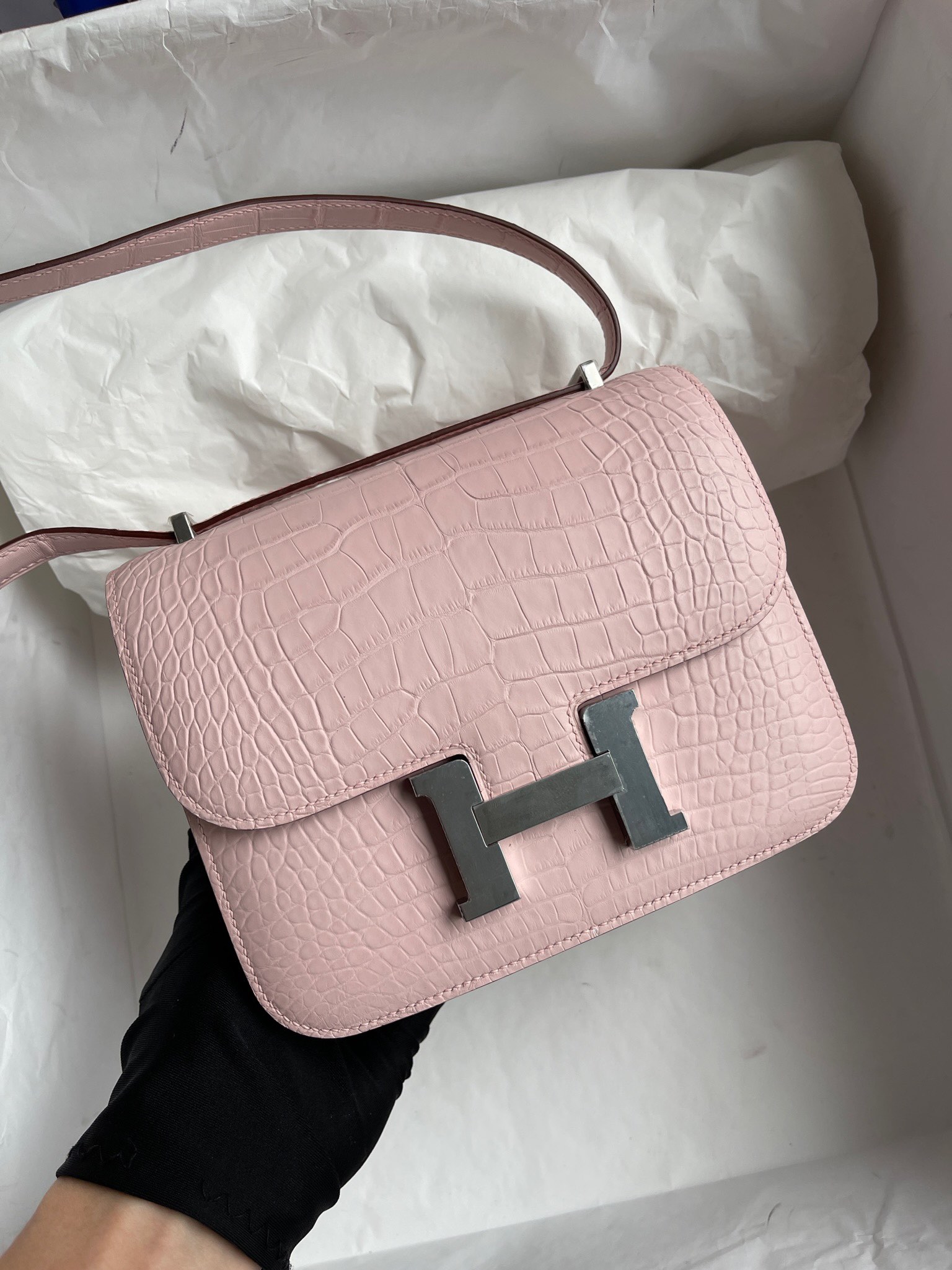 Hermès(爱马仕)Constance 康康 Alligator matt 雾面鳄鱼 梦幻粉 银扣 18cm 顶级手缝-拉尔森鳄鱼皮具定制 - 爱马仕包包官网 Hermès(爱马仕)Constance 康康 Alligator matt 雾面鳄鱼 梦幻粉 银扣 18cm 顶级手缝