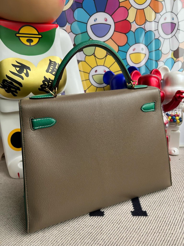 Hermès(爱马仕)Kelly 凯莉包 Chevre 山羊皮 大象灰 拼 丝绒绿 金扣 32cm 顶级手缝 现货-拉尔森鳄鱼皮具定制 - 爱马仕包包官网 Hermès(爱马仕)Kelly 凯莉包 Chevre 山羊皮 大象灰 拼 丝绒绿 金扣 32cm 顶级手缝 现货