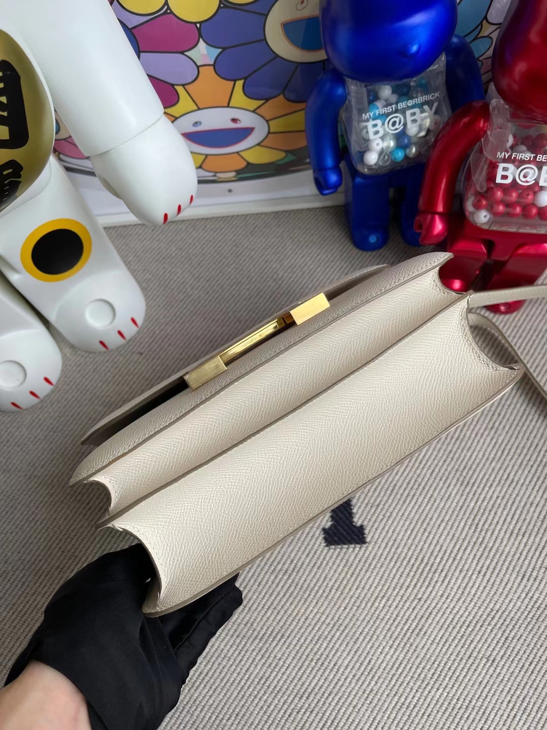 Hermès(爱马仕)Constance 空姐包 Ck10 奶昔白 金扣 24cm 顶级工艺 全手工缝制-拉尔森鳄鱼皮具定制 - 爱马仕包包官网 Hermès(爱马仕)Constance 空姐包 Ck10 奶昔白 金扣 24cm 顶级工艺 全手工缝制