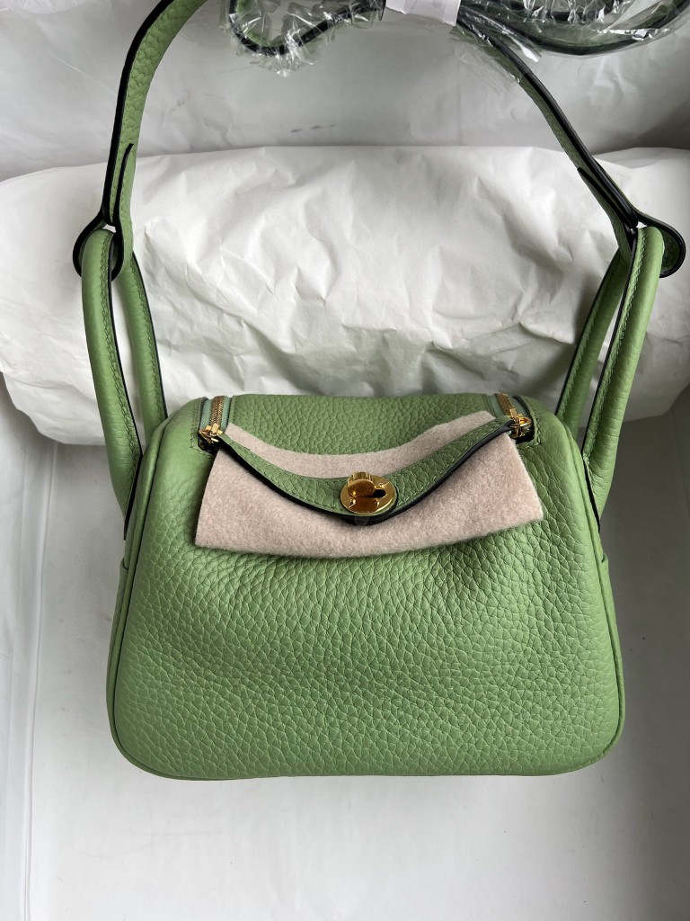 Hermès(爱马仕)Mini lindy 迷你琳迪包 Taurillon Clemence 3I 牛油果绿 金扣 顶级手缝-拉尔森鳄鱼皮具定制 - 爱马仕包包官网 Hermès(爱马仕)Mini lindy 迷你琳迪包 Taurillon Clemence 3I 牛油果绿 金扣 顶级手缝