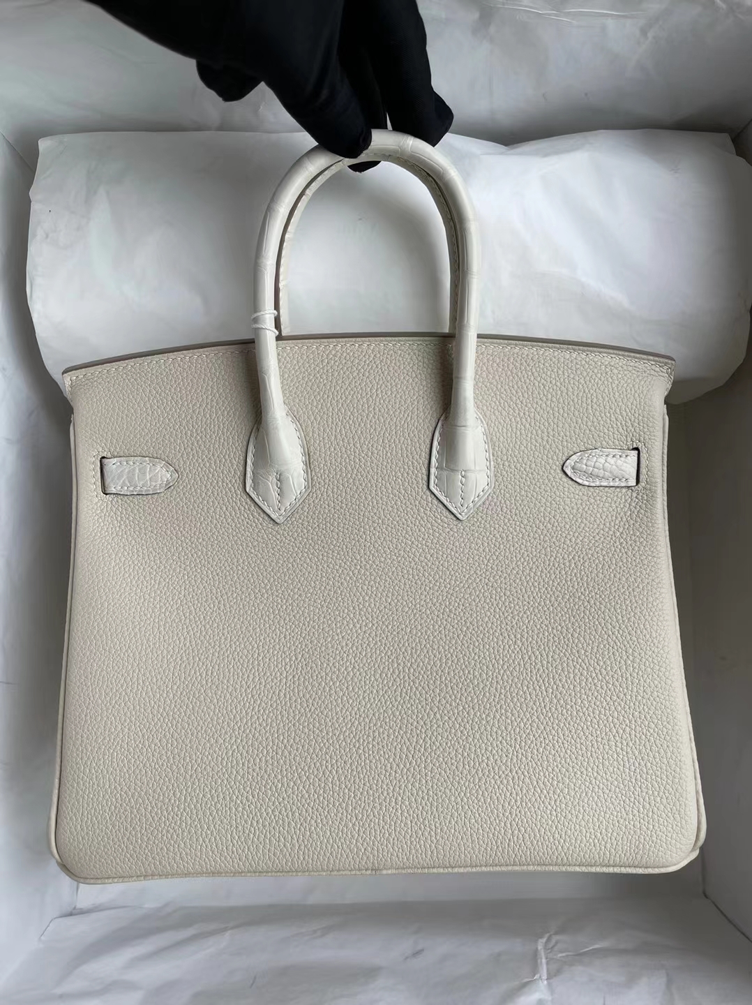 Hermès(爱马仕)Birkin 铂金包 Touch 雾面美洲鳄鱼 Ck10 奶昔白 拼 8L 奶油白 银扣 25cm-拉尔森鳄鱼皮具定制 - 爱马仕包包官网 Hermès(爱马仕)Birkin 铂金包 Touch 雾面美洲鳄鱼 Ck10 奶昔白 拼 8L 奶油白 银扣 25cm