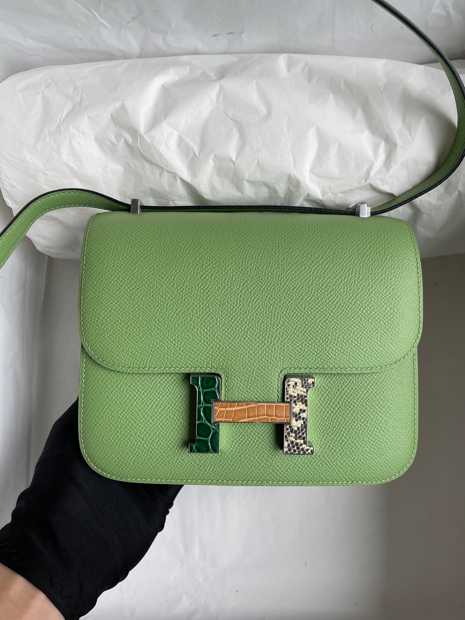 Hermès(爱马仕)Constance 康康 Epsom 原厂掌纹皮 3I 牛油果绿 拼 鳄鱼蜥蜴扣 18cm 顶级手缝-拉尔森鳄鱼皮具定制 - 爱马仕包包官网 Hermès(爱马仕)Constance 康康 Epsom 原厂掌纹皮 3I 牛油果绿 拼 鳄鱼蜥蜴扣 18cm 顶级手缝