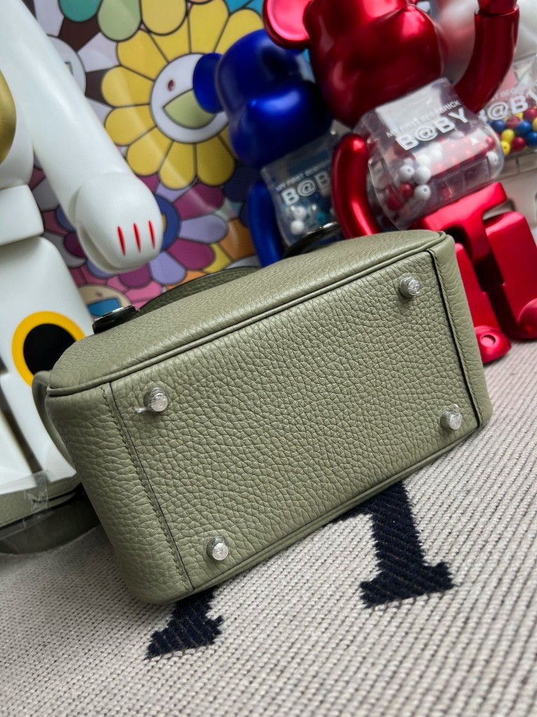 Hermès(爱马仕)Mini lindy 迷你琳迪包 Taurillon Clemence Q1 鼠尾绿 Sauge 银扣 顶级手缝-拉尔森鳄鱼皮具定制 - 爱马仕包包官网 Hermès(爱马仕)Mini lindy 迷你琳迪包 Taurillon Clemence Q1 鼠尾绿 Sauge 银扣 顶级手缝