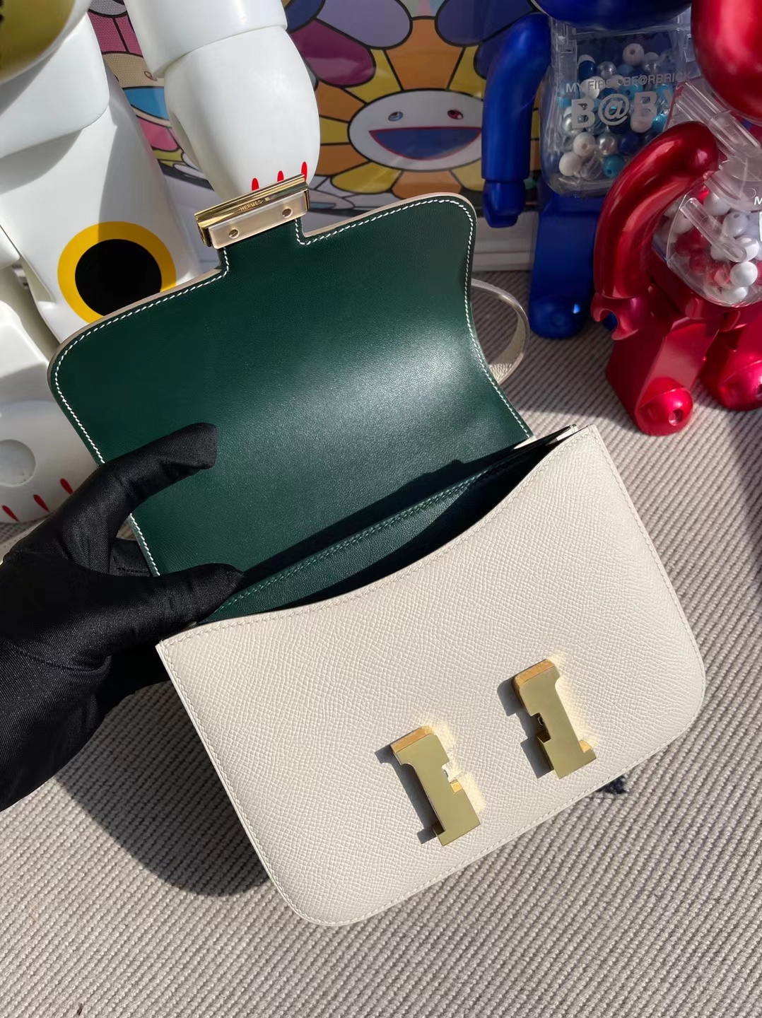 Hermès(爱马仕)Constance 康斯坦斯 Epsom Ck10 奶昔白 内拼 6O 松柏绿 金扣 19cm 顶级工艺 全手工缝制-拉尔森鳄鱼皮具定制 - 爱马仕包包官网 Hermès(爱马仕)Constance 康斯坦斯 Epsom Ck10 奶昔白 内拼 6O 松柏绿 金扣 19cm 顶级工艺 全手工缝制