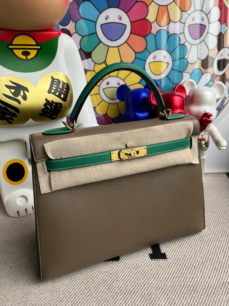 Hermès(爱马仕)Kelly 凯莉包 Chevre 山羊皮 大象灰 拼 丝绒绿 金扣 32cm 顶级手缝 现货-拉尔森鳄鱼皮具定制 - 爱马仕包包官网 Hermès(爱马仕)Kelly 凯莉包 Chevre 山羊皮 大象灰 拼 丝绒绿 金扣 32cm 顶级手缝 现货