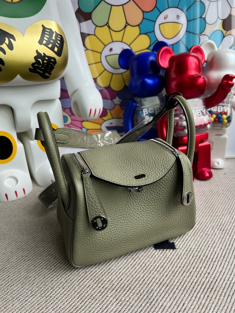 Hermès(爱马仕)Mini lindy 迷你琳迪包 Taurillon Clemence Q1 鼠尾绿 Sauge 银扣 顶级手缝-拉尔森鳄鱼皮具定制 - 爱马仕包包官网 Hermès(爱马仕)Mini lindy 迷你琳迪包 Taurillon Clemence Q1 鼠尾绿 Sauge 银扣 顶级手缝