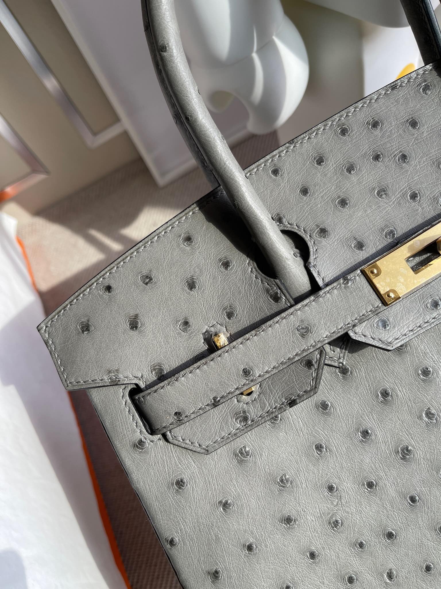 Hermès(爱马仕)Birkin 铂金包 Ostrich kk鸵鸟 慕斯灰 金扣 30cm 顶级手缝-拉尔森鳄鱼皮具定制 - 爱马仕包包官网 Hermès(爱马仕)Birkin 铂金包 Ostrich kk鸵鸟 慕斯灰 金扣 30cm 顶级手缝