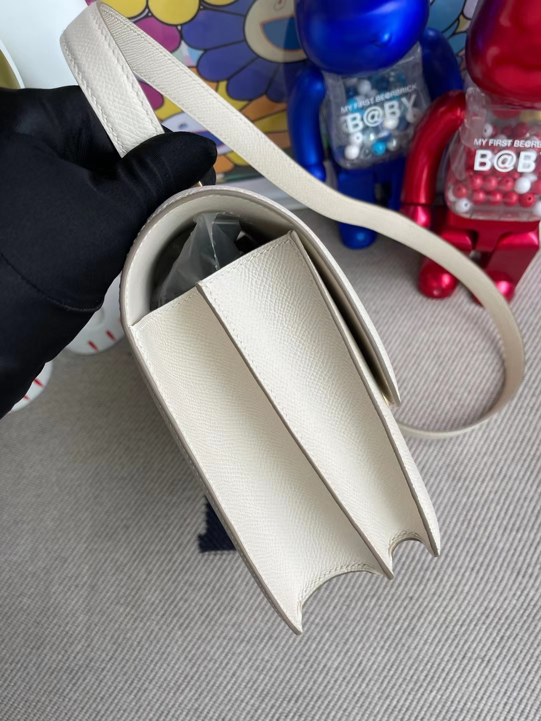Hermès(爱马仕)Constance 空姐包 Ck10 奶昔白 金扣 24cm 顶级工艺 全手工缝制-拉尔森鳄鱼皮具定制 - 爱马仕包包官网 Hermès(爱马仕)Constance 空姐包 Ck10 奶昔白 金扣 24cm 顶级工艺 全手工缝制