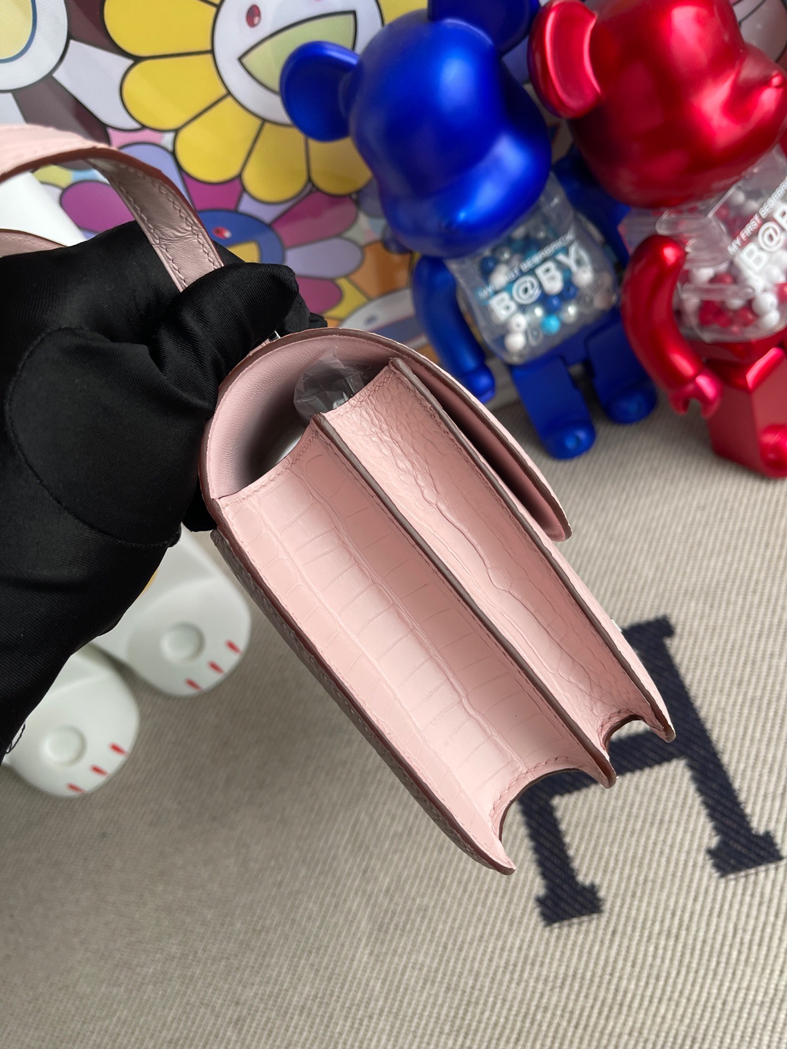 Hermès(爱马仕)Constance 康康 Alligator matt 雾面鳄鱼 梦幻粉 银扣 18cm 顶级手缝-拉尔森鳄鱼皮具定制 - 爱马仕包包官网 Hermès(爱马仕)Constance 康康 Alligator matt 雾面鳄鱼 梦幻粉 银扣 18cm 顶级手缝