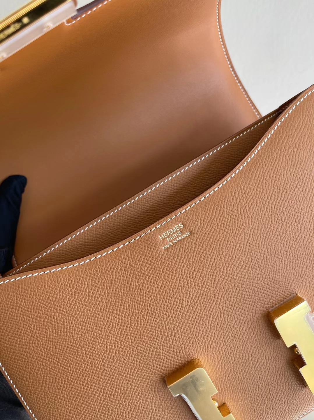 Hermès(爱马仕)Constance 空姐包 Ck37 金棕色 金扣 24cm 顶级工艺 全手工缝制-拉尔森鳄鱼皮具定制 - 爱马仕包包官网 Hermès(爱马仕)Constance 空姐包 Ck37 金棕色 金扣 24cm 顶级工艺 全手工缝制