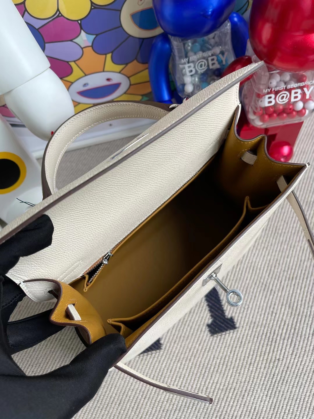 Hermès(爱马仕)Kelly 凯莉包 Epsom i2 奶油白 内拼 2s 芝麻色 银扣 25cm 顶级工艺 全手工缝制-拉尔森鳄鱼皮具定制 - 爱马仕包包官网 Hermès(爱马仕)Kelly 凯莉包 Epsom i2 奶油白 内拼 2s 芝麻色 银扣 25cm 顶级工艺 全手工缝制